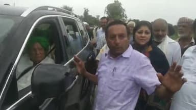 पंचकूला: बाढ़ प्रभावित क्षेत्र पिंजौर के  कीरतपुर गांव में पूर्व मुख्यमंत्री ओम प्रकाश चौटाला ने दौरा किया, ग्रामीणों की सुनी