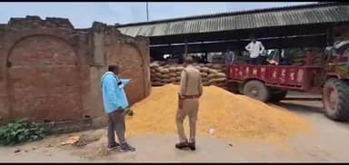 कन्नौज: नवीन मंडी से मक्का व्यापारी के कई बोरी मक्का हुए चोरी, व्यापारी ने सफाई कर्मियों पर लगाया चोरी का आरोप