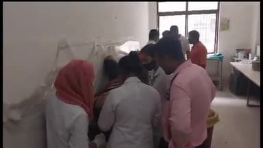 बेतिया: राम लखन सिंह यादव कॉलेज के समीप दुकान लगाने को लेकर हुई मारपीट में 3 लोग घायल, जीएमसीएच में भर्ती।