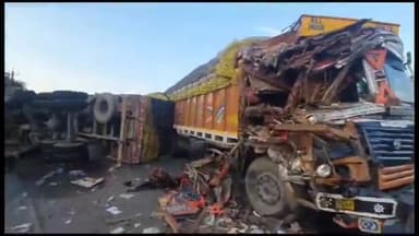 अररिया: महादेव चौक के पास दो ट्रकों में हुई आमने-सामने की भिड़ंत, 3 लोग हुए घायल