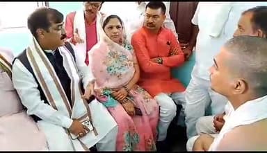 जहानाबाद: BJP के दिवंगत जिला महामंत्री विजय कुमार सिंह के कल्पा स्थित आवास जाकर पूर्व मंत्री जीवेश मिश्रा ने परिजनों से की मुलाकात