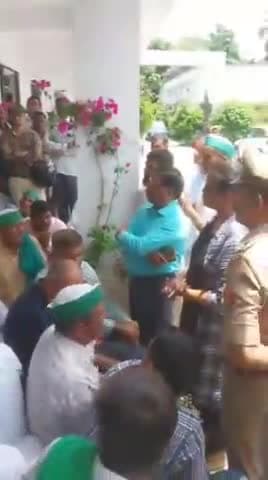 मुरादाबाद: कलेक्ट्रेट सभागार में किसान समाधान दिवस के मौके पर अधिकारी नहीं होने के चलते किसानों ने दिया धरना