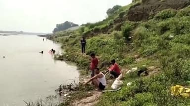 हमीरपुर: मुख्यालय के पुराना बेतवा घाट मोहल्ले में मत्स्य विभाग ने दो क्विंटल मछलियां की जब्त