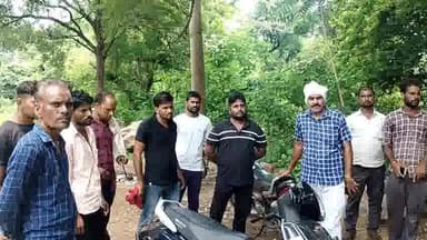 झांसी: सिजवाहा हाईवे पर बाइक सवार 2 व्यक्तियों को तेज़ रफ़्तार कार ने मारी टक्कर, उपचार के दौरान 1 की हुई मौत