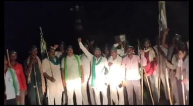 मऊरानीपुर: लहचूरा में देर रात थाने में भारतीय किसान यूनियन के किसान नेताओं ने किया प्रदर्शन