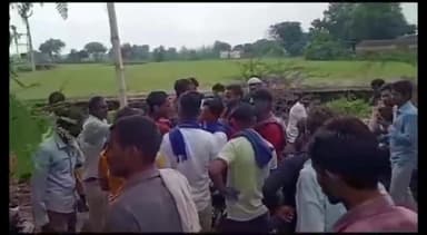 मऊरानीपुर: सितौरा मृतक के परिजनों से मिलकर वापस लौट रहे भीम आर्मी सदस्यों ने लगाया मारपीट का आरोप।