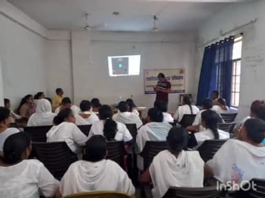 करपी: सामुदायिक स्वास्थ्य केंद्र करपी में ANM को टीकाकरण निबंधन के संबंध में दिया गया प्रशिक्षण