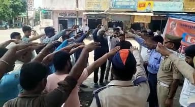 इटावा के ARTO और यातायात प्रभारी में जागरूकता अभियान चलाकर वाहन चालकों को किया जागरूक?