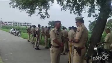 हापुड़: गांव धनोरा के जंगलों में विद्युत विभाग द्वारा लगाई जा रही हाईटेंशन लाइन का ग्रामीणों ने किया विरोध, भारी पुलिस बल मौजूद