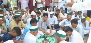 बुलंदशहर: कलेक्ट्रेट कार्यालय के गेट पर भाकियू टिकैत के कार्यकर्ताओं ने अपनी मांगों को लेकर दिया धरना