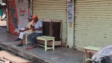 खुरई: कर्नाटक में हुई जैन मुनि की हत्या के मामले को लेकर खुरई में जैन समाज ने अपनी-अपनी दुकानें बंद रखी