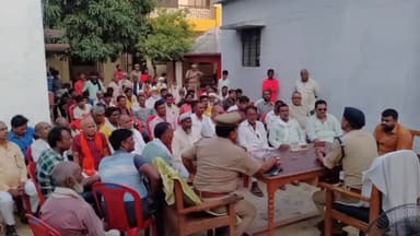 बलरामपुर: मथुरा बाजार पुलिस चौकी परिसर में क्षेत्राधिकारी ललिया ने पीस कमेटी की बैठक का किया आयोजन