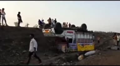 सिंगरौली: चितरंगी मुख्य मार्ग पर एक तेज रफ्तार परिवहन करता पिकअप वाहन अनियंत्रित होकर पलटा, चालक हुआ घायल