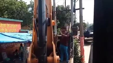 शाहजहांपुर: कांट में ट्रांसफार्मर खराब होने से 17 घंटा थाना ब्लॉक सहित 150 उपभोक्ताओं की विद्युत व्यवस्था रही ध्वस्त