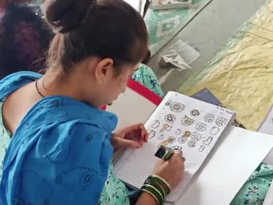 धार: मांडव व धार में महिलाओं की सुरक्षा एवं स्वरोजगार को लेकर निशुल्क मेंहदी कौशल विकास प्रशिक्षण कार्यक्रम का किया गया आयोजन