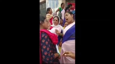 फुलवारी: फुलवारी शरीफ के सीएचसी के बाहर हड़ताल पर बैठी आशा कार्यकर्ता और मरीज के परिजनों के बीच में हुई मारपीट