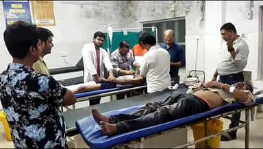 इटावा: नुमाइश चौराहे पर तेज रफ्तार कार की टक्कर से स्कूटी सवार दो दोस्त जख्मी, जिला अस्पताल में इलाज जारी
