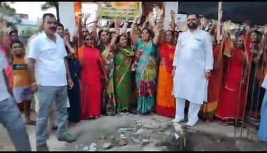 प्राचीन शिव मंदिर मरमती कार्य चालू कराने हेतु,रेलवे से श्रद्धालु महिलाये प्रदर्शन कर मांग की गोपालगंज गौरक्षणी सासाराम