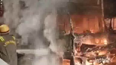 बरेली: बारादरी थाना क्षेत्र के 300 बेड हॉस्पिटल के सामने गेहूं से भरे कैंटर में लगी आग, मौके पर पहुंची फायर ब्रिगेड की टीम