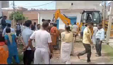 बरेली: आकाशगंगा कॉलोनी में प्राइवेट कंपनी द्वारा खोदे गए 10 फीट के गड्ढे में गिरकर एक गाय हुई घायल