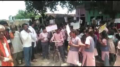 गौरिहार: जिला शिक्षा अधिकारी के निर्देश पर ग्राम पंचायत बरहा में शासकीय स्कूल के छात्र-छात्राओं ने निकाली रैली