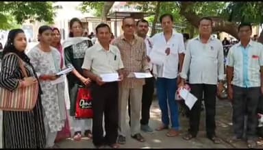 हमीरपुर: विभिन्न समस्याओं को लेकर अभिकर्ताओं ने कलेक्ट्रेट में डिप्टी कलेक्टर को सौंपा ज्ञापन