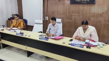 जहानाबाद: समाहरणालय स्थित सभाकक्ष में DM की अध्यक्षता में अंचल अधिकारियों के साथ राजस्व कार्यों को लेकर की गई समीक्षा बैठक