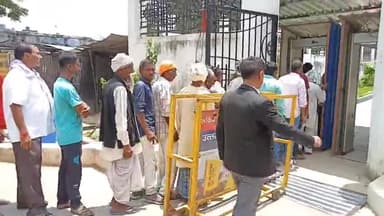 बलरामपुर: लखनऊ हाईकोर्ट में हुई घटना के बाद बलरामपुर न्यायालय में बढ़ाई गई सुरक्षा व्यवस्था, सघन जांच के बाद दिया जा रहा प्रवेश