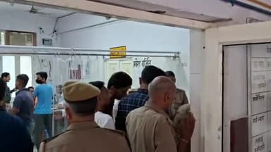 मुरादाबाद: थाना सिविल लाइन पुलिस ने सिविल लाइन से मारपीट के आरोप में दो युवकों को हिरासत में लिया, मेडिकल के लिए जिला अस्पताल भेजा