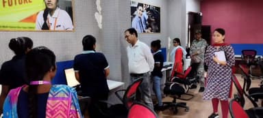 सूरजपुर: लाईवलीहुड कॉलेज में संचालित रोजगान्मुखी प्रशिक्षण स्थल का कलेक्टर ने लिया जायजा