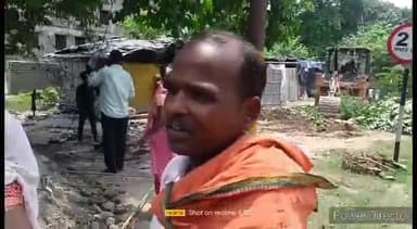 कहरा: सदर अस्पताल रोड स्थित झोपड़ी पर संवेदक का चला बुलडोजर, बिना सूचना के घर तोड़कर की गई घेराबंदी