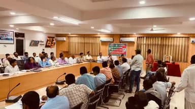 हमीरपुर: जनपद में वृक्षारोपण हेतु प्रमुख सचिव सहकारिता ने कलेक्ट्रेट सभागार में की तैयारियों की समीक्षा