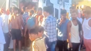 गिरियक: टाटा से बिहारशरीफ आ रही यात्री बस खराट मोड़ के पास अनियंत्रित होकर पलटी, दर्जन भर यात्री हुए घायल