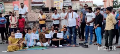 टीकमगढ़: टीकमगढ़ शहर के गांधी चौराहे पर मणिपुर हिंसा के विरोध में कांग्रेस ने किया धरना प्रदर्शन