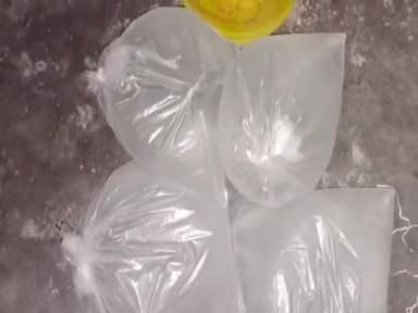 तिलौथू: मुफस्सिल थानान्तर्गत डेहरी बाजार से 28 लीटर देशी महुआ शराब को पुलिस ने किया बरामद।