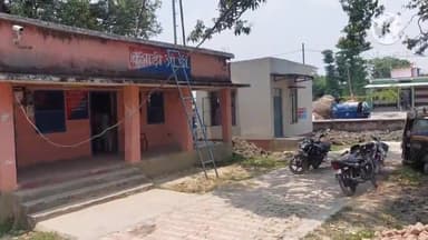 कुरसाकांटा: कुआड़ी ओपी पुलिस द्वारा हत्या में हत्यारोपी के घर चस्पा किया इश्तहार होगी गिरफ्तारी