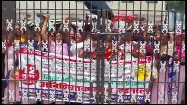 दरभंगा: दरभंगा में आशा कार्यकर्ताओं की अनिश्चितकालीन हड़ताल नवे  दिन भी जारी डीएम के समक्ष प्रदर्शन