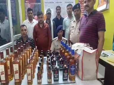 तिलौथू: भारी मात्रा में अंग्रेजी शराब के साथ रेलवे सुरक्षा बल ने डेहरी रेलवे स्टेशन से एक व्यक्ति को किया गिरफ्तार