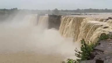 लोहंडीगुडा: क्षेत्र में हो रही बारिश को देखते हुए चित्रकोट जलप्रपात में नौका विहार पर लगाई गई रोक, एसडीएम ने जारी किया आदेश