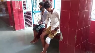 मुरादाबाद: हुसैनपुर में दो ट्रकों की भिड़ंत में एक युवक गंभीर रूप से हुआ घायल, उपचार के लिए लाया गया जिला अस्पताल