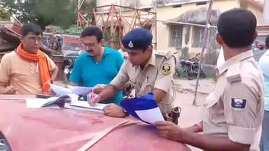 हिलसा: भुरकुल गांव में आर्म्स एक्ट एवं मारपीट के मामले में फरार अभियुक्त के घर पर पुलिस ने चिपकाया इश्तेहार