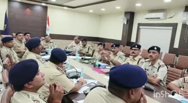 देवसर: पुलिस अधीक्षक कार्यालय में बने रुस्तमजी कॉन्फ्रेंसिंग हाल में एसपी ने आयोजित की मासिक अपराध समीक्षा बैठक