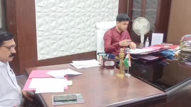 सासाराम: डीएम धर्मेंद्र कुमार ने कलेक्ट्रेट में विभिन्न विभाग के अधिकारियों के साथ की बैठक