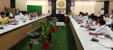 हापुड़: कलेक्ट्रेट सभागार में डीएम व एएसपी की अध्यक्षता में राजस्व व कर-करेत्तर कार्यों की हुई समीक्षा बैठक