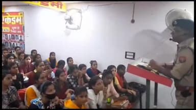 गाज़ीपुर: सिंचाई विभाग चौराहे के पास एक निजी एकेडमी में एसपी सिटी ज्ञानेंद्र ने छात्र-छात्राओं को यातायात के नियमों की दी जानकारी