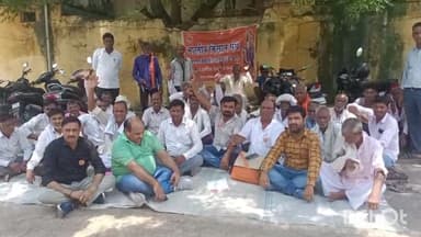 हापुड़: गढ़ रोड स्थित नवीन मंडी में जिला गन्ना अधिकारी कार्यालय के बाहर किसानों ने गन्ना भुगतान व अन्य मांगों को लेकर दिया धरना