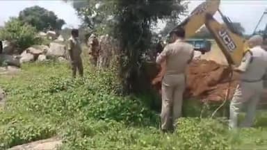 झांसी: पुलिस ने कबूतरा डेरा दातार नगर परवई में अवैध शराब के अड्डे पर मारा छापा, 700 लीटर अवैध कच्ची शराब की बरामद