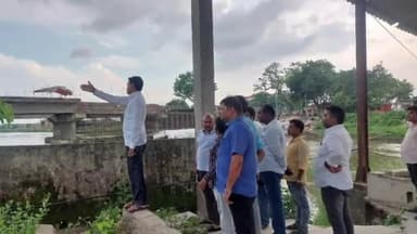 पूर्णिया पूर्व: कप्तान पुल मुक्तिधाम में नए शवदाह गृह बनाने को लेकर वार्ड पार्षद एवं अमीन ने किया स्थल निरीक्षण