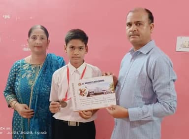 #भाजपा_जैविक_प्रकोष्ठ बिहार प्रदेश संयोजक व #महनार के #भाजपा_नेता श्री #दिलीप_कुमार_सिंह जी सुपुत्र #आदित्य_राज संत माइकल हाई स्कूल दीघा घाट पटना वर्ग नवम में इंटर हाउस बास्केटबॉल टूर्नामेंट में सेकंड रनअप आया है आप सभी आशीर्वाद दे..🌹