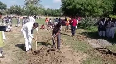 सुमेरपुर नगर पंचायत अध्यक्ष धीरेंद्र शिवहरे के द्वारा तपो भूमि पवित्र स्थल पर किया गया वृक्षारोपण